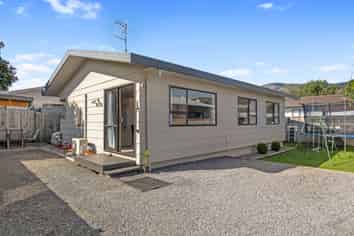 3/3 Tainui Street, STOKE