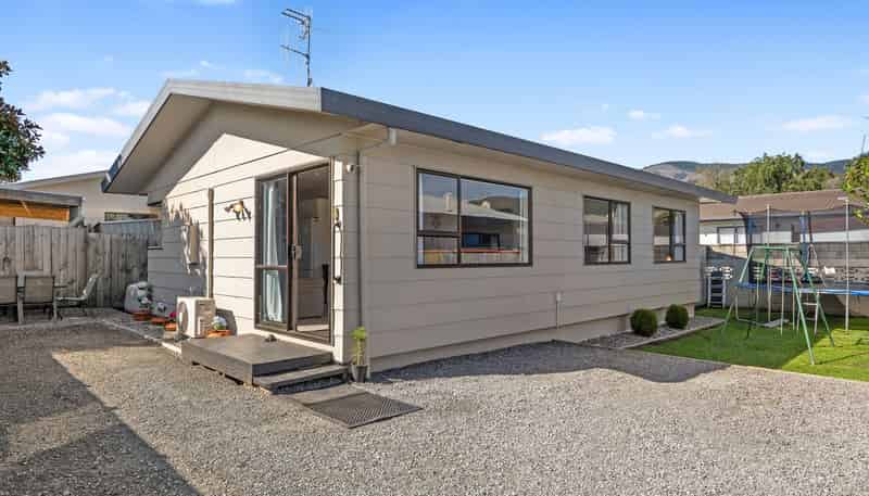 3/3 Tainui Street, STOKE