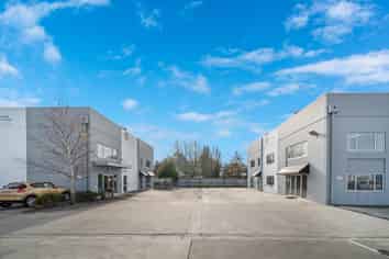 Tidy & Versatile Office With Carparking