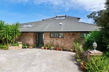 65 Roberts Road, Matakatia