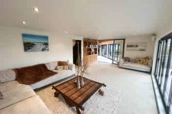 65 Roberts Road, Matakatia