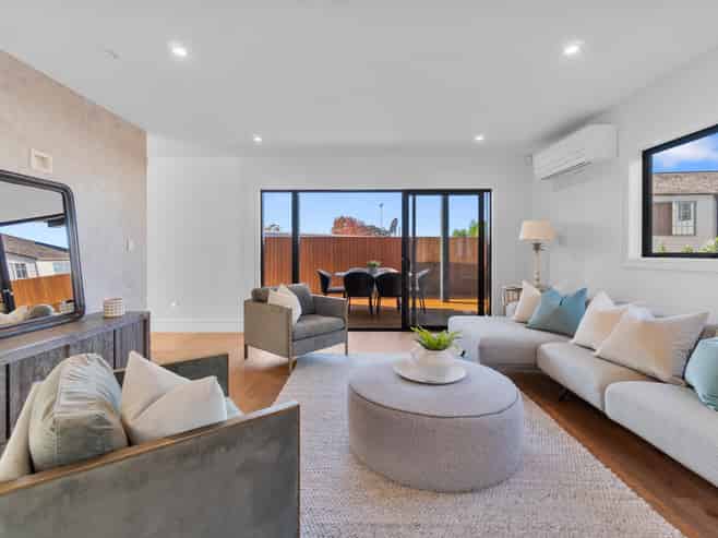 2/21 Eastcliffe Road, Castor Bay
