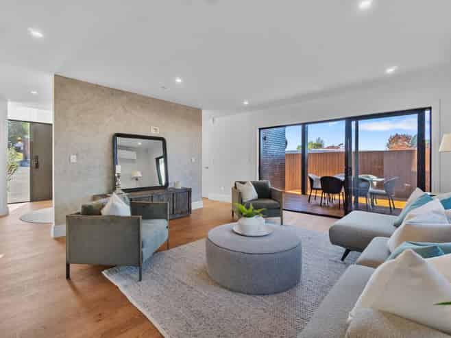 2/21 Eastcliffe Road, Castor Bay