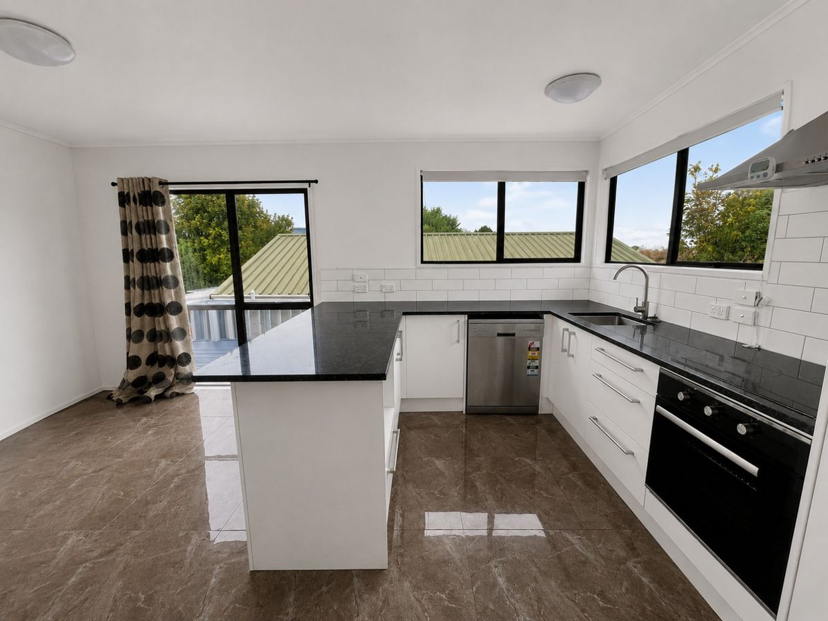 Manurewa, 3 bedrooms - Więcej