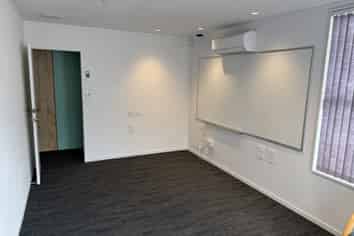 Move‑in ready 220m2 warehouse/workshop