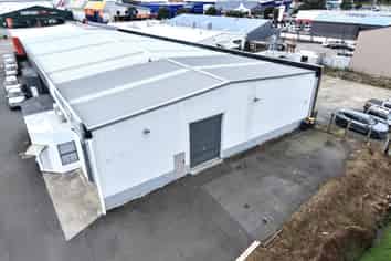 Move‑in ready 220m2 warehouse/workshop