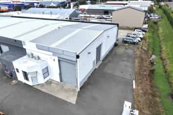 Move‑in ready 220m2 warehouse/workshop
