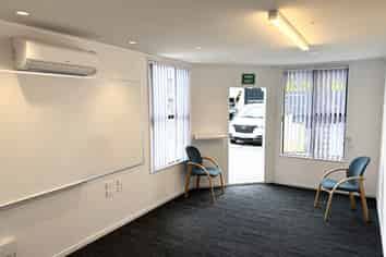 Move‑in ready 220m2 warehouse/workshop