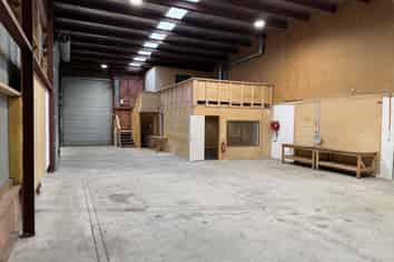 Move‑in ready 220m2 warehouse/workshop