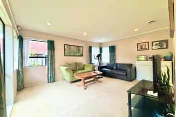 8 West Fairway, Golflands