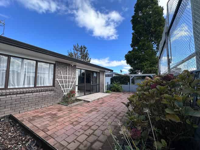 2/12 Pemberton Crescent, Greerton