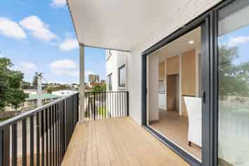 8/1 Kaponga Crescent, New Lynn