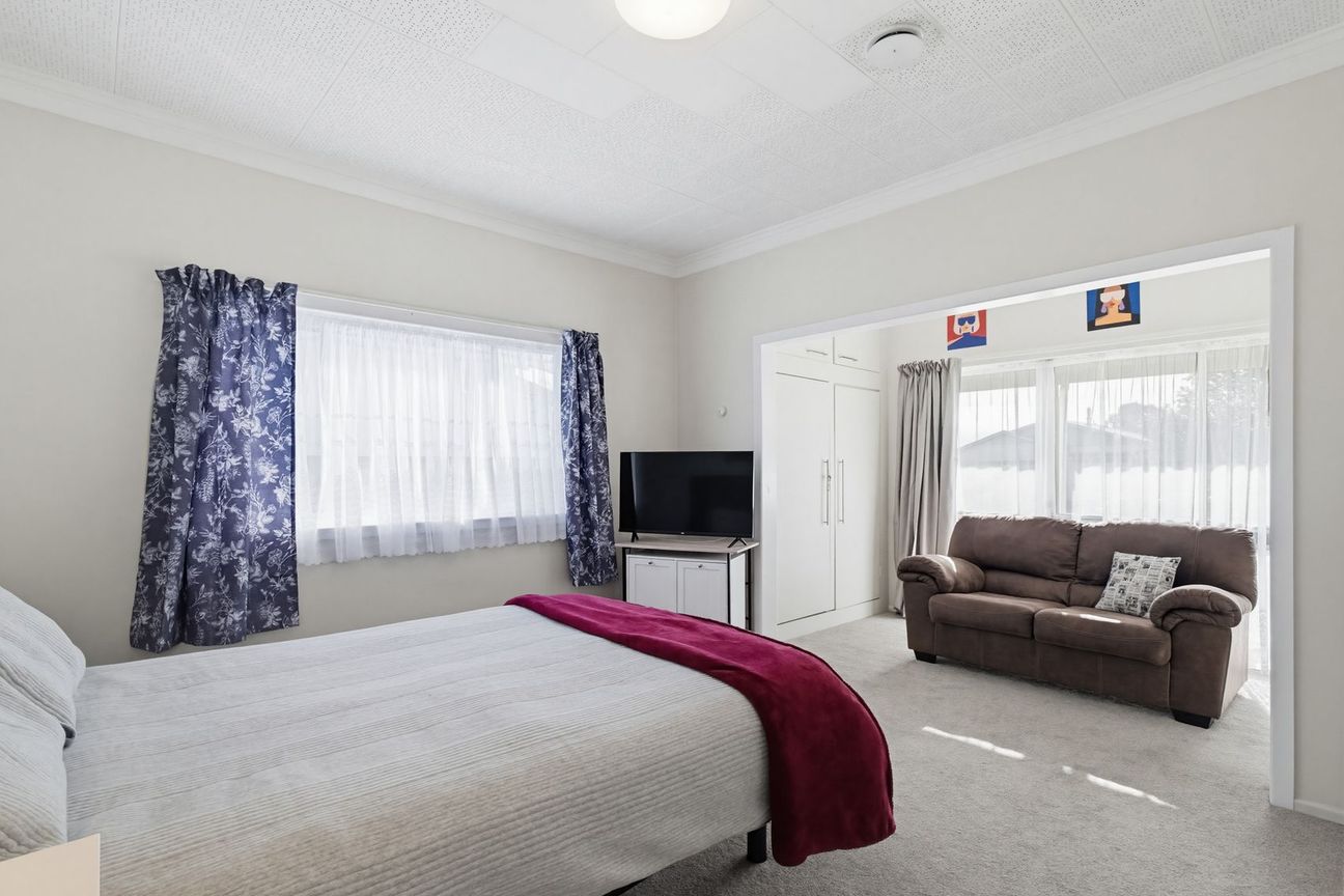 Eight Bedrooms, Built for Living Large! - Mehr