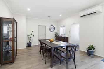 905 Ferguson Street, Akina