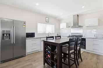 905 Ferguson Street, Akina