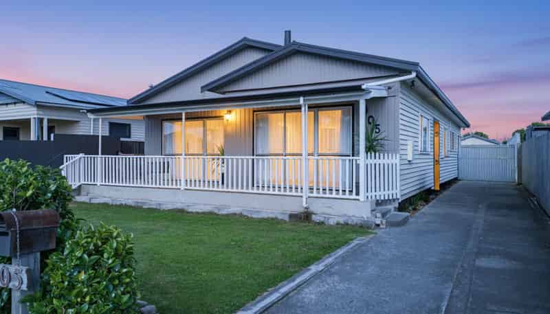 905 Ferguson Street, Akina