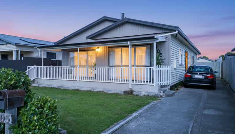 905 Ferguson Street, Akina
