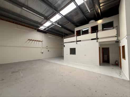 Vacant & Modern Industrial Unit