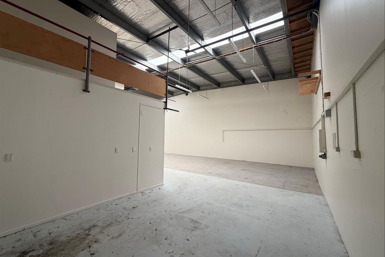 Vacant & Modern Industrial Unit - More