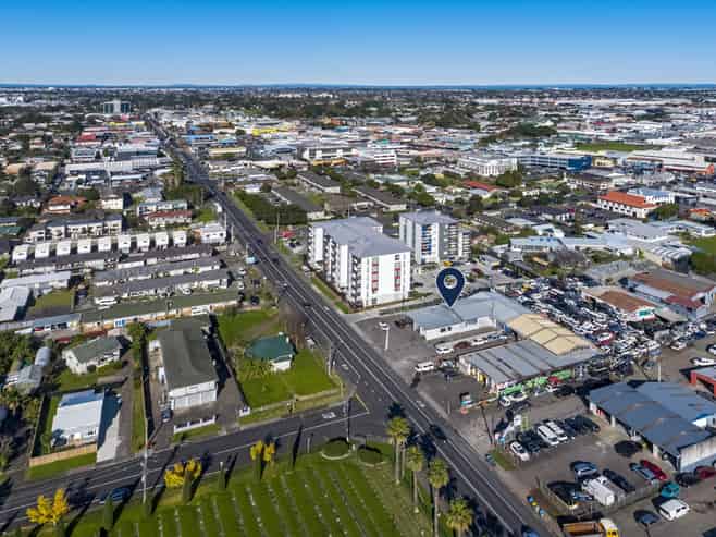Split-risk industrial investment with growth