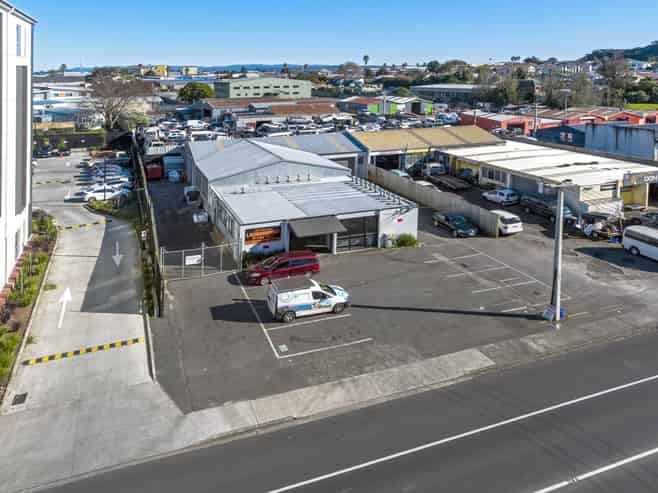 Split-risk industrial investment with growth