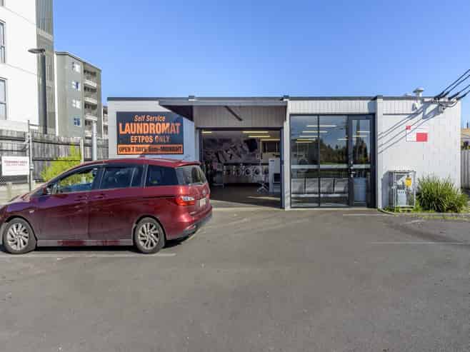 Split-risk industrial investment with growth