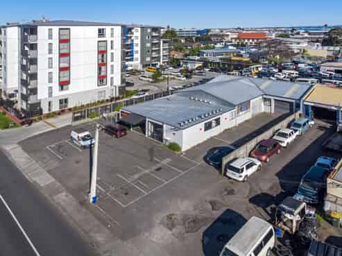 Split-risk industrial investment with growth