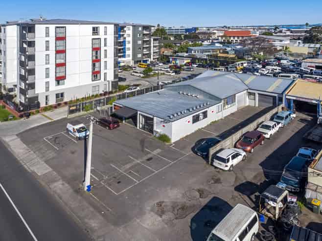 Split-risk industrial investment with growth