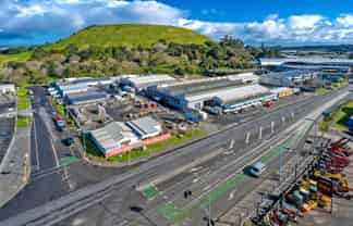 830M² SHOWROOM AND STORAGE
