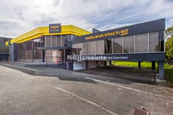 High-Profile Showroom Next to Motorway