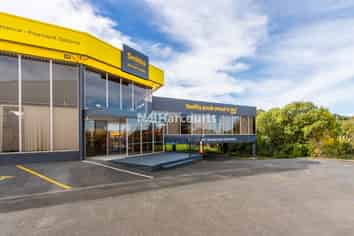 High-Profile Showroom Next to Motorway