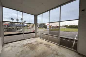High-exposure retail with secure yard