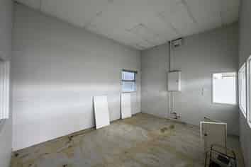 High-exposure retail with secure yard