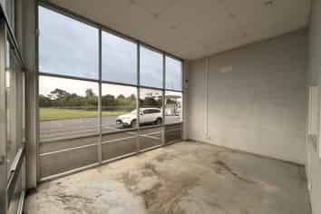High-exposure retail with secure yard