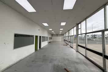 High-exposure retail with secure yard