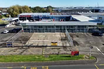 High-exposure retail with secure yard
