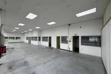 High-exposure retail with secure yard