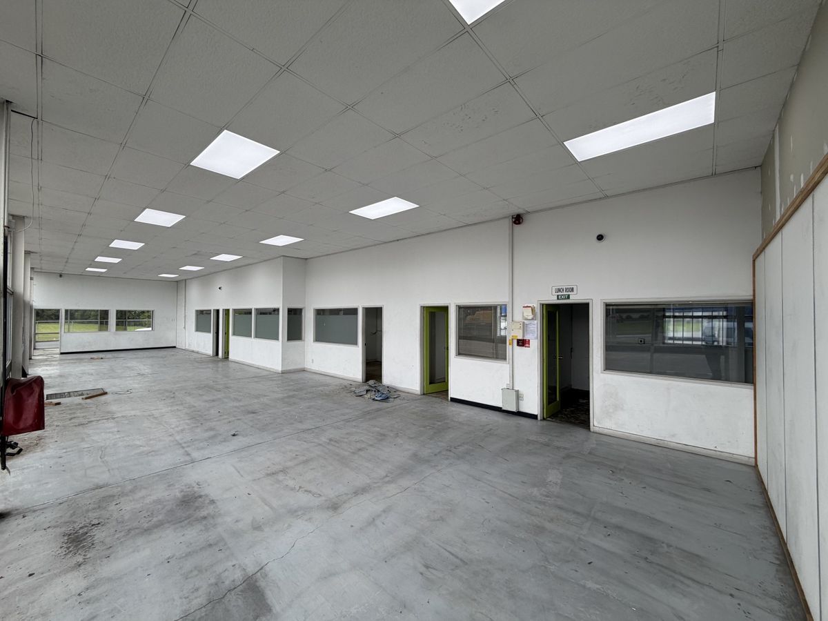High-exposure retail with secure yard, East Tamaki
