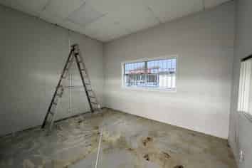 High-exposure retail with secure yard