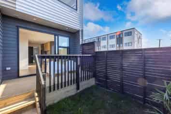 2/1 Cape Road, Mangere