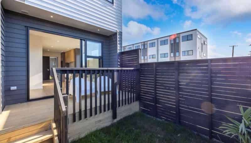 2/1 Cape Road, Mangere