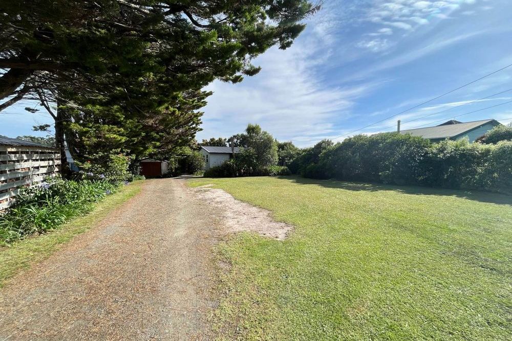 Expansive Coastal Living on 1,181sqm - Mehr