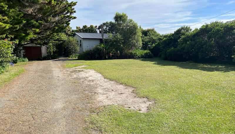 1366 Whangaparaoa Road, Army Bay