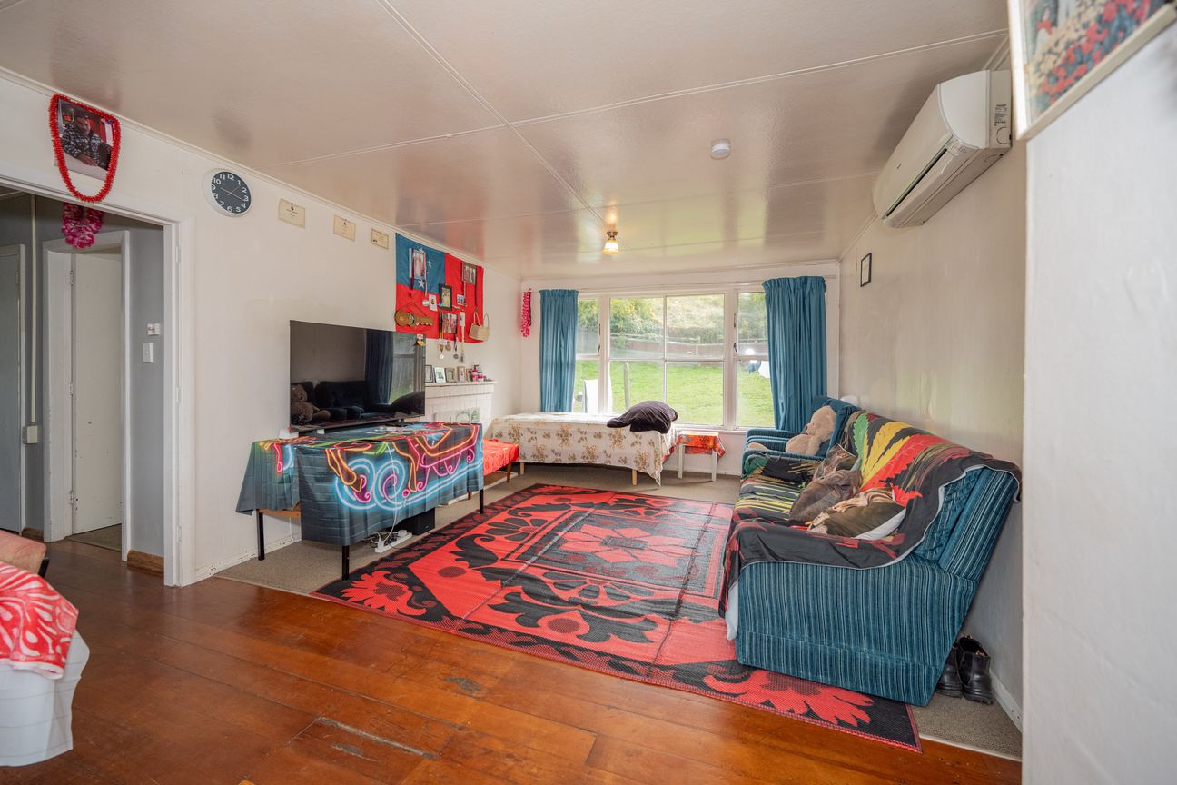 Solid Family Home on 1002sqm Section – pohled 2