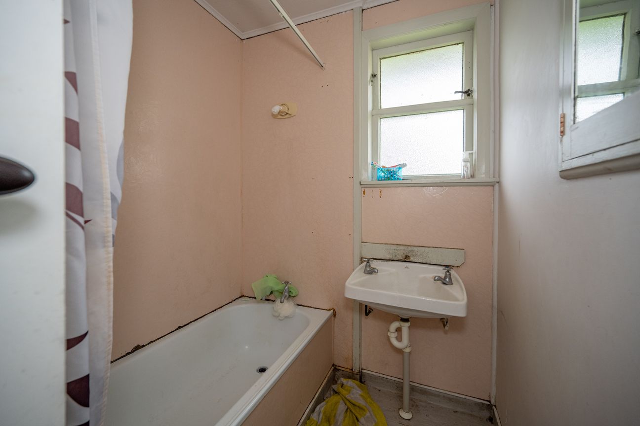 Solid Family Home on 1002sqm Section – pohled 6