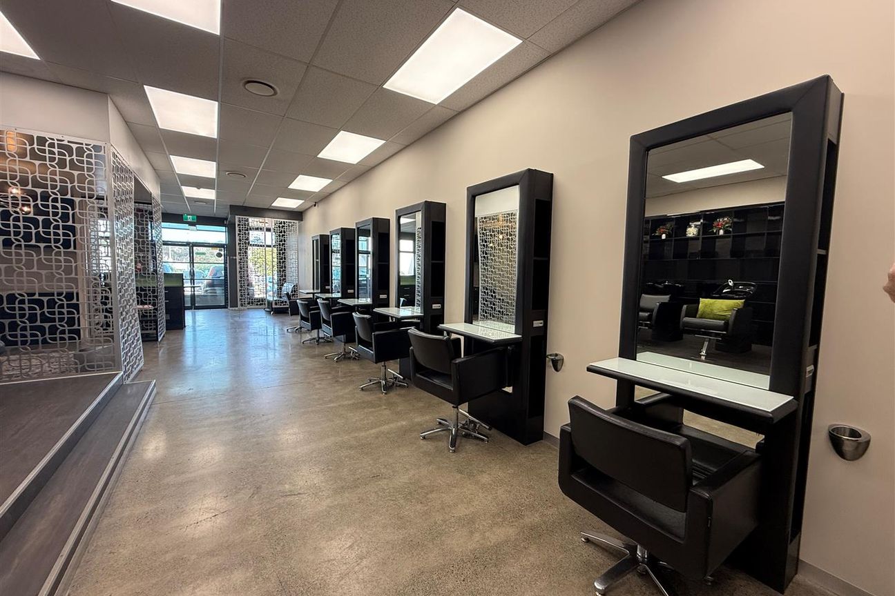 Hot New Office or Hair Salon - Equipped - Fler