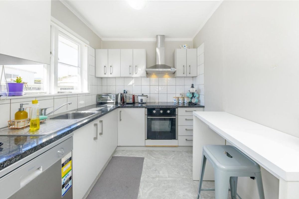 FOR RENT – Beautiful Family Home in Manurewa - Więcej