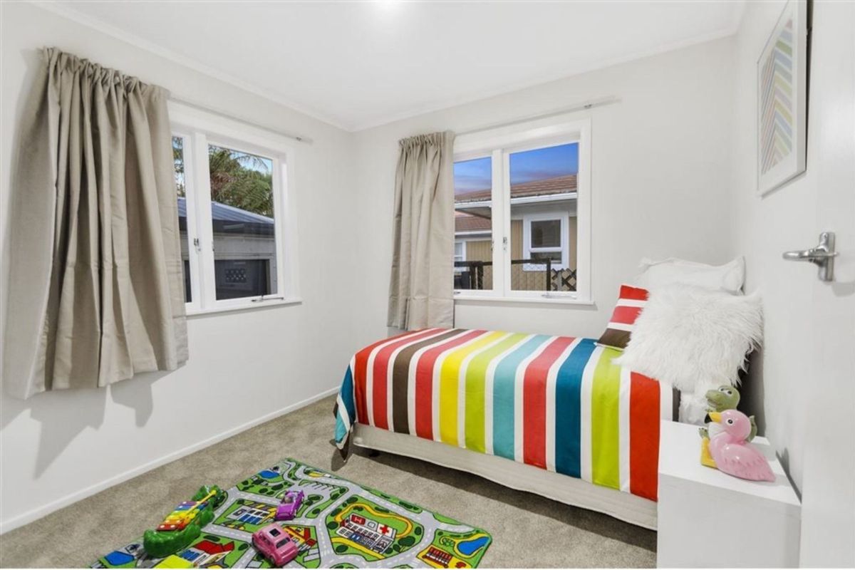 Spacious & Modern Family Home Available in Manurewa - Mehr