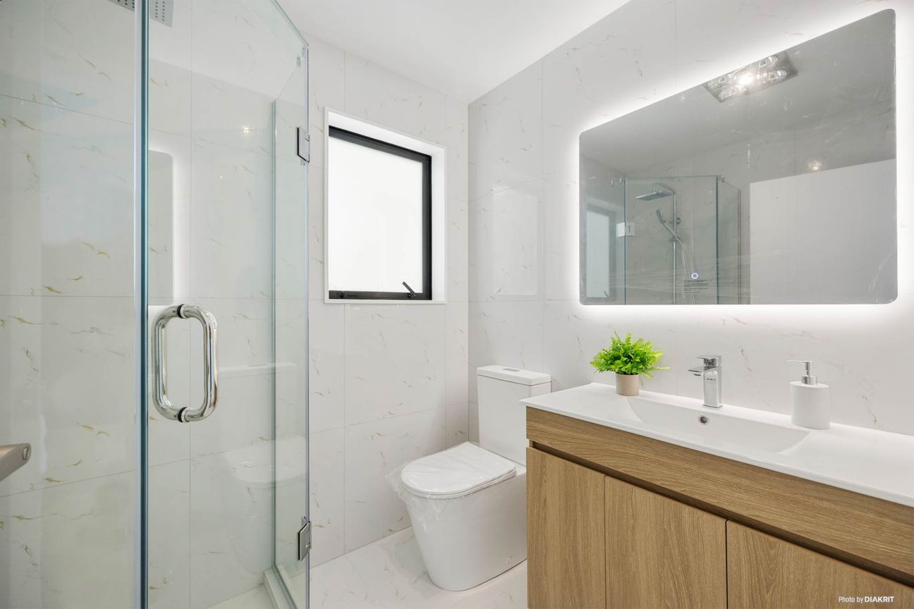 Brand New Freehold Home in Prime Location - Ansicht 2