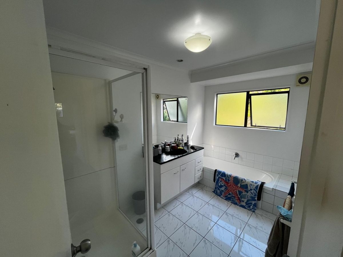 Spacious 3-Bedroom Family Home for Rent in Browns Bay, Auckland. - Widok 6